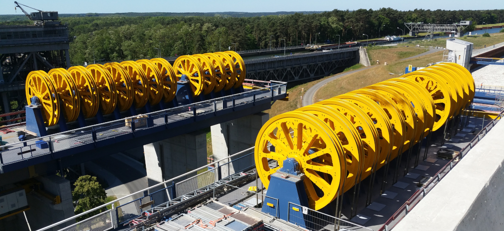 View of a part of the total of 112 installed double cable pulleys. In the background left the old ship lift.