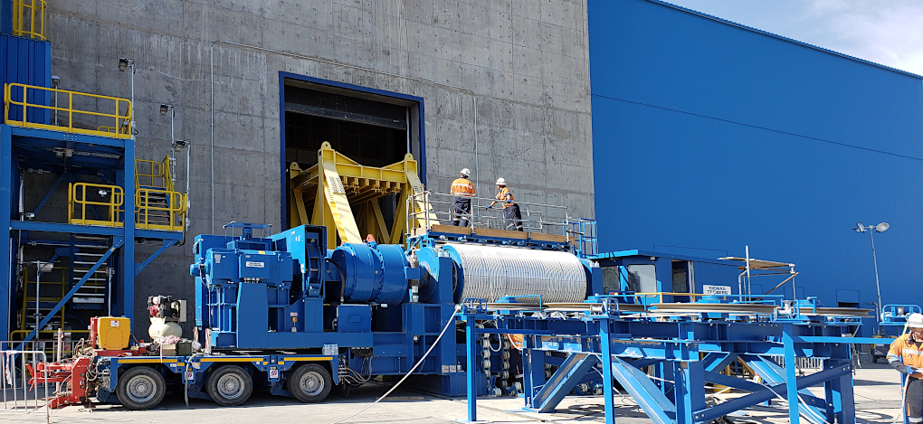 Preparations for rope laying: the mobile friction winder in front of the machine house, in the foreground the horizontal deflector sheaves.